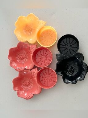 Vintage Hofmann Industries Hibiscus Flower Plastic Snack Dishes